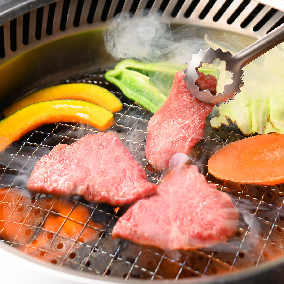 一頭買いの極上和牛を“名物カルビ500円”から。老舗精肉店直営の本格焼肉。