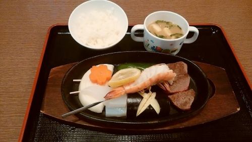 儿童套餐（肉、小虾1只、蔬菜）配米饭和味噌汤