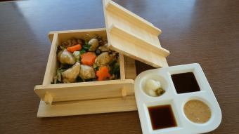 Steamed oysters in a bamboo steamer (single item)
