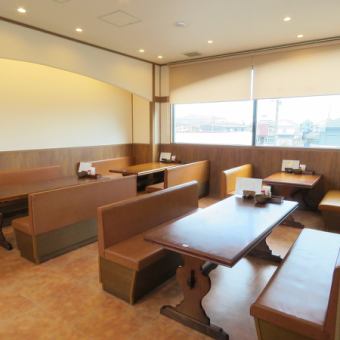 The inside of the store is sunny and open.If you attach the table, you can enjoy a meal with a group of about 10 people ♪