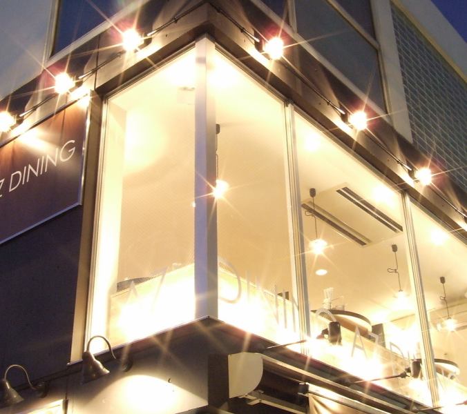 店舗を囲む窓ガラスは解放感のある店内を彩ります。