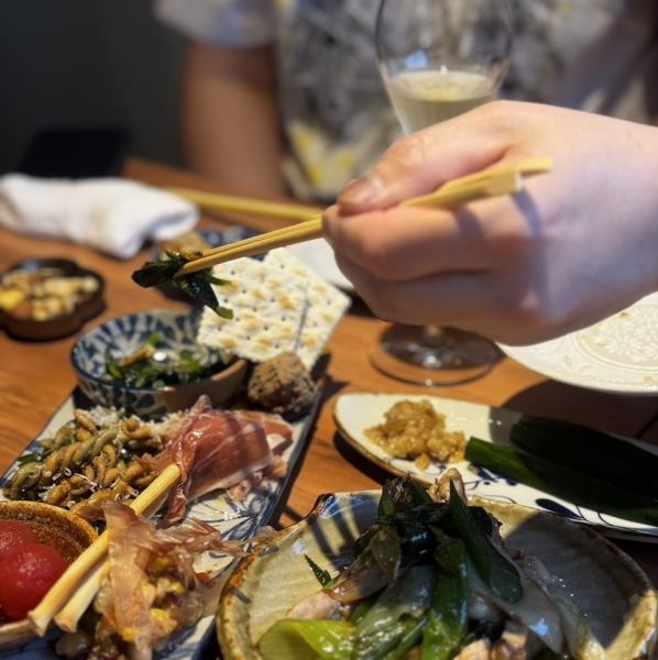 産地直送の野菜、丁寧に仕立てられた一皿一皿。箸を伸ばすたびに広がる、素材本来の旨み。どれもが「今日だけの味」。グラスを傾けながら、大切な人と囲む食卓は、それだけで特別な時間になる。素材と季節を愛する、新しい姫路の居酒屋文化がここから始まる。