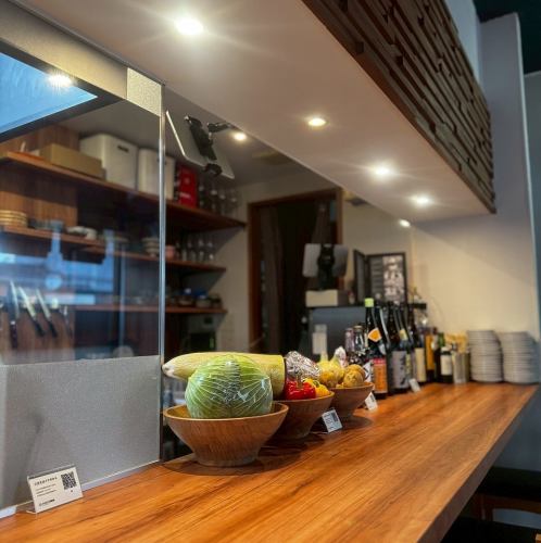 おひとり様も大歓迎!気づけば隣の人と肩を組んでいる。そんな空間も味わえます。