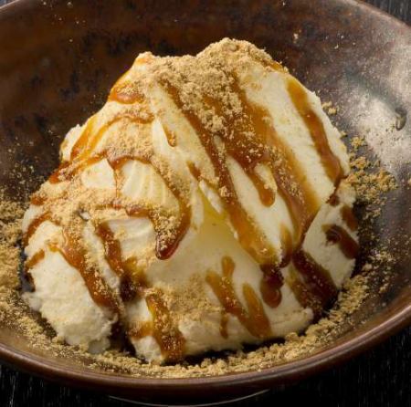 Ice cream with molasses and soybean powder