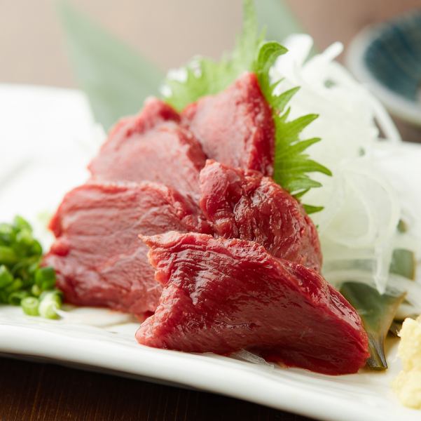 鮮度抜群！大人気の馬刺しもご用意！