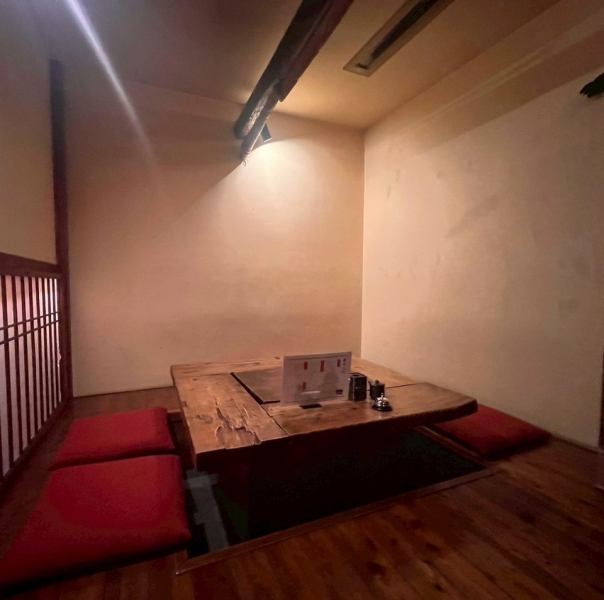 店内奥には掘りごたつのテーブル席もご用意しております。大変にぎわっておりますので、大人数でのご利用は事前にご予約下さいませ。