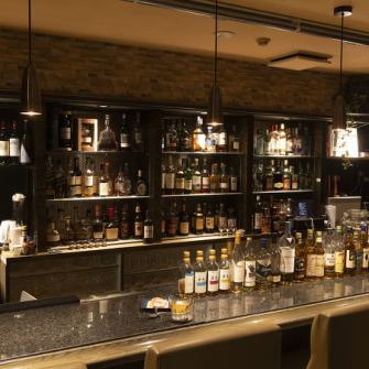 ドリンクが並ぶカウンターは圧巻の一言。一人でも、少人数でも、大人数でも楽しめる安全なバーとしてご利用いただけるよう努めてまいります。