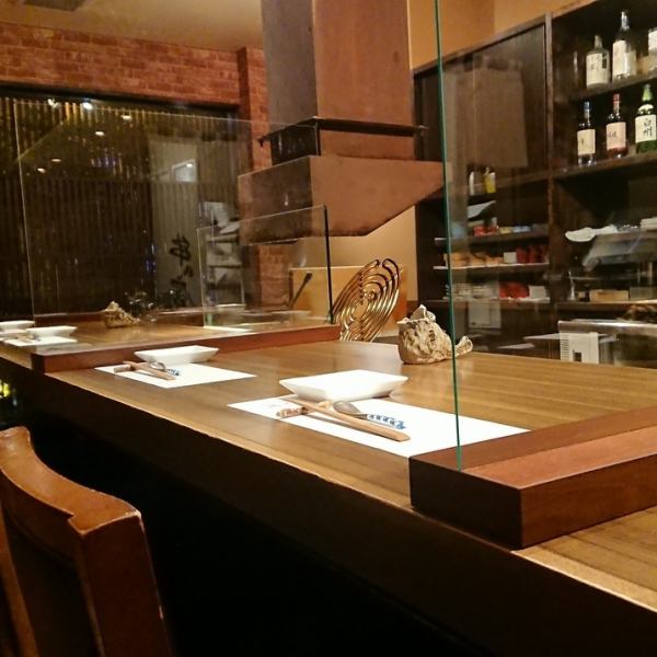 店内はカウンター席のみの落ち着いた雰囲気。目の前で揚げられる串、職人の技をカウンター席でお楽しみいただけます。飛沫感染防止のアクリル板完備で安心してお食事をお楽しみ頂けます。