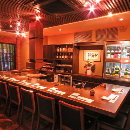 落ち着いた雰囲気の店内はカウンター席のみ。