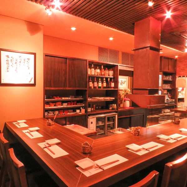 貸切は6名様から8名様で対応可能。お気軽にご相談ください。現在は飛沫感染防止のアクリル板を設置しております。