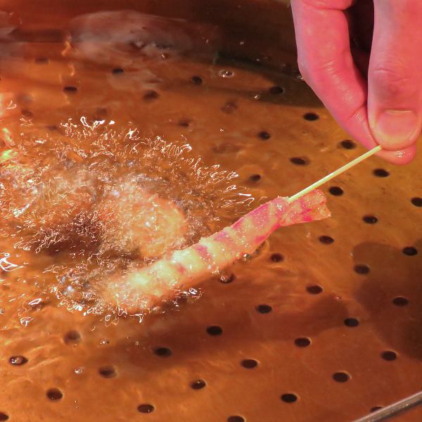 目の前で揚げられる串は職人の技が光る。一つ一つに素材を味わっていただくこだわりが。
