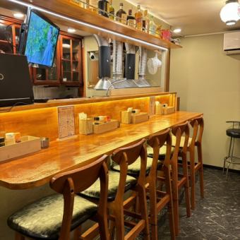 お一人様でも利用しやすいカウンター席♪店長・ママにもお気軽に話しかけてください★