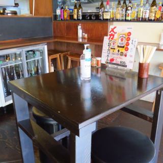 こちらのテーブル席は1名様からご利用可能です。広々とした店内は、ゆったりとお食事をお楽しみいただけます。ご友人とのお集まりにも最適です。お一人様でもお気軽にご来店ください。落ち着いた雰囲気の空間で、お仕事帰りのサク飲みにもぴったりです。お気軽にお立ち寄りください。