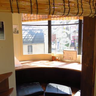 半個室は落ち着いた雰囲気のお席です。ご友人とのお食事にも最適です。様々なシーンでご活用ください。ご予約はお早めに！お気軽にご相談ください。