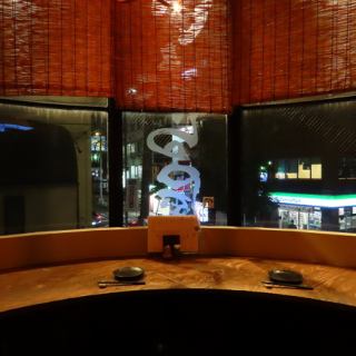 半個室は落ち着いた雰囲気のお席です。ご友人とのお食事にも最適です。様々なシーンでご活用ください。ご予約はお早めに！お気軽にご相談ください。