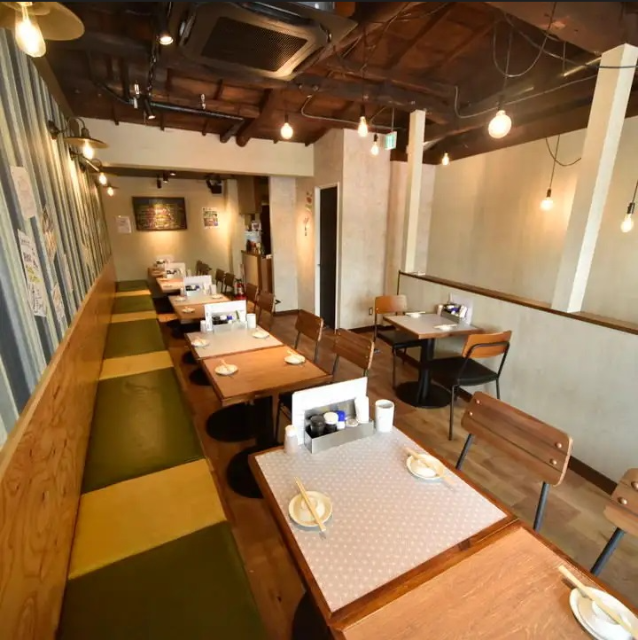 我们二楼的座位可以专供 18 至 30 人预订。