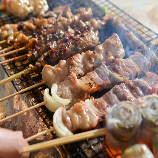 備長炭で焼き上げる看板メニューの焼き鳥をぜひご賞味ください！