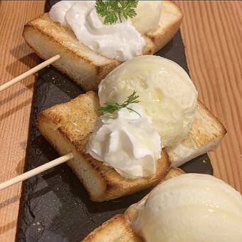 トースト串バニラアイスのせ