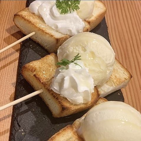 トースト串バニラアイスのせ