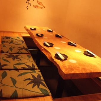 A private room with a sunken kotatsu table for 6 to 10 people.