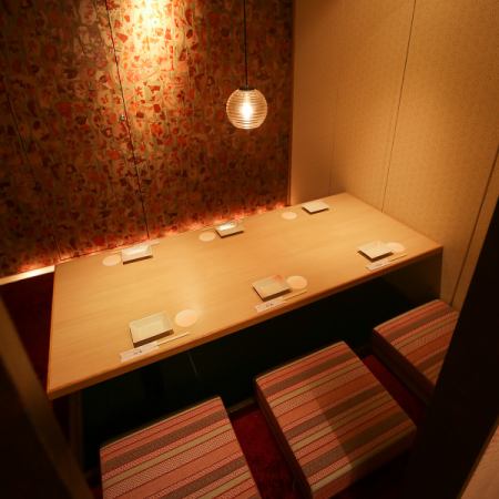 ◇6名様用宴会個室◇「家飲み気分」が味わえる少人数個室は女子会に最適◎大切な方との宴会には気兼ねなく寛げる完全個室で、まったりとお食事とお話をお楽しみください♪扉付きのプライベート空間でゆっくりお過ごしいただけます◎