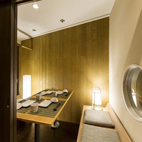 照明が幻想的…2人だけの空間はデートや記念日にもぴったりとなっています。旬の鮮魚や濃厚な牡蠣を使った彩り豊かな料理と、心地よい静けさが特別な時間を演出します。大切な方と過ごすひとときに、贅沢な癒しをお届けします。日々の喧騒を忘れ、厳選された地酒や季節のドリンクとともに、至福の味わいをご堪能ください。