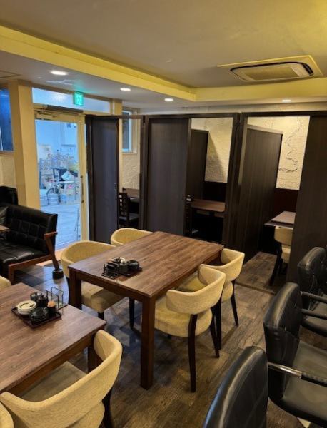 The interior of the restaurant has an adult atmosphere that will make you forget the hustle and bustle of the city.How about enjoying some delicious food and drinks?