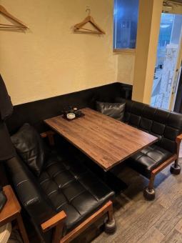 ゆったり寛げる4名様用のテーブルを2席ご用意。幻想的な照明と木の温もりに包まれた和モダン空間で、プライベートなひとときをお楽しみいただけます。ご家族やご友人との食事、接待にも最適。旬の鮮魚や牡蠣を使った料理とともに、贅沢な時間をお過ごしください。