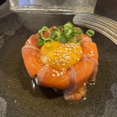 サーモンの瞬間燻製ユッケ