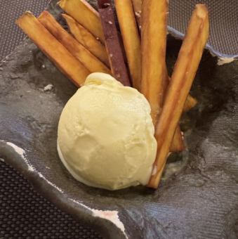 バニラアイスクリーム さつまいもスティック添え