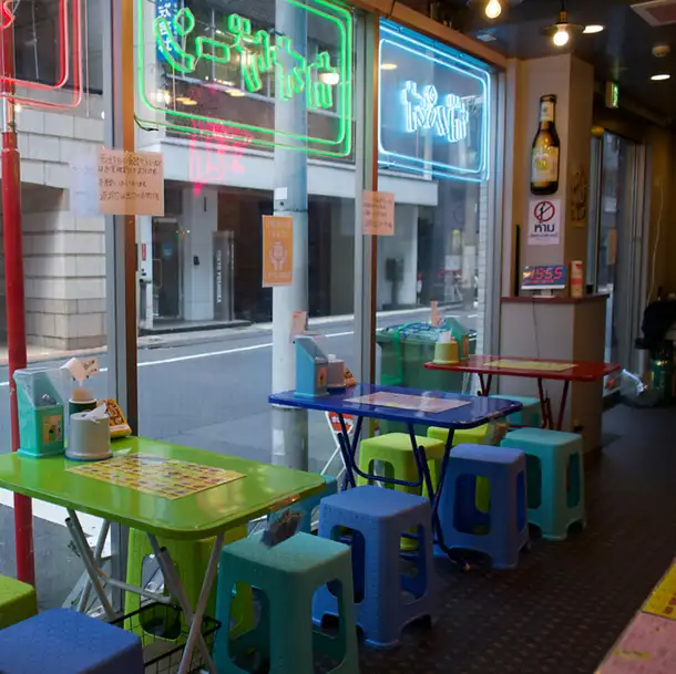 本場タイ料理を楽しめる♪店内のネオンがポップでかわいく、カラフルなイスやテーブルが現地にいるかのような気分をお楽しみいただけます！こだわりのお料理と種類豊富なお酒をご用意しておりますので、お一人様でのお食事やサク飲み、少人数様での飲み会にもぴったりです◎
