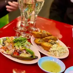【下班後聚會和女生之夜的完美選擇！ 】微醺泰美食套餐★ 5 道菜 + 1 小時暢飲，超過 70 種飲品可供選擇。