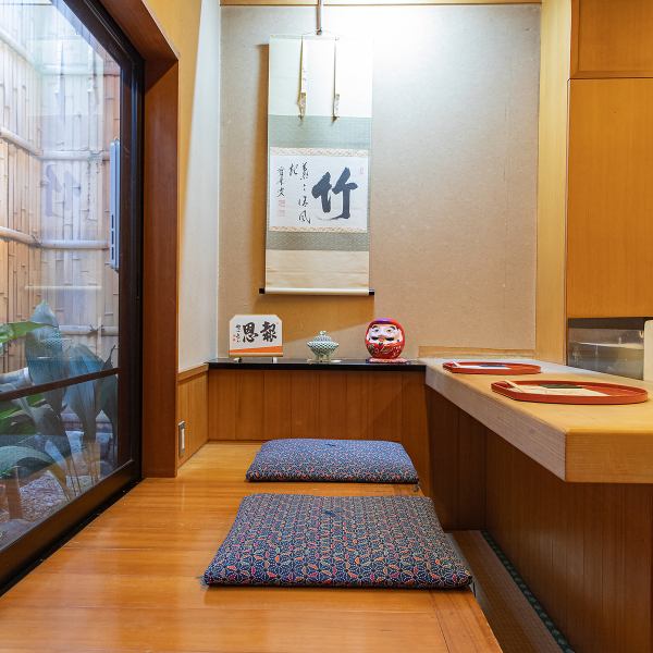 落ち着いた雰囲気の店内には、足をゆったり伸ばせる掘りごたつのカウンターをご用意。ほどよい距離感で職人の手仕事を眺めながら、心地よい時間を過ごせます。柔らかな灯りに包まれた空間は居心地が良く、ゆったりと料理の魅力を味わえる特別な席です。