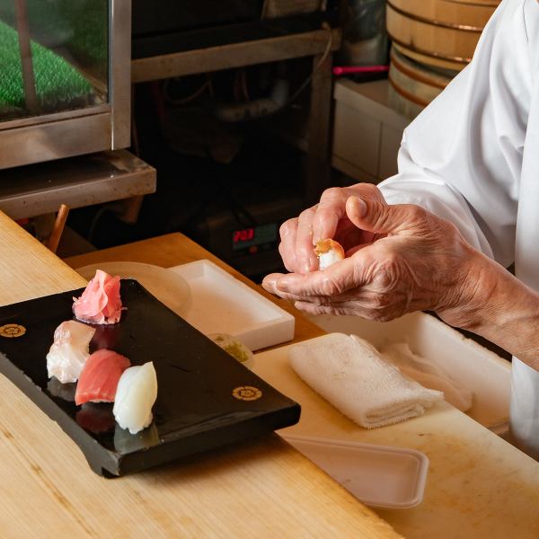 カウンター席では、熟練の板前が目の前で料理を仕上げる臨場感を存分に味わえます。素材の香りや音、丁寧な手仕事が間近に感じられ、一皿ごとに生まれるライブ感が特別な時間を演出。見て、感じて、味わう、五感で楽しむ贅沢なひとときをお過ごしください。