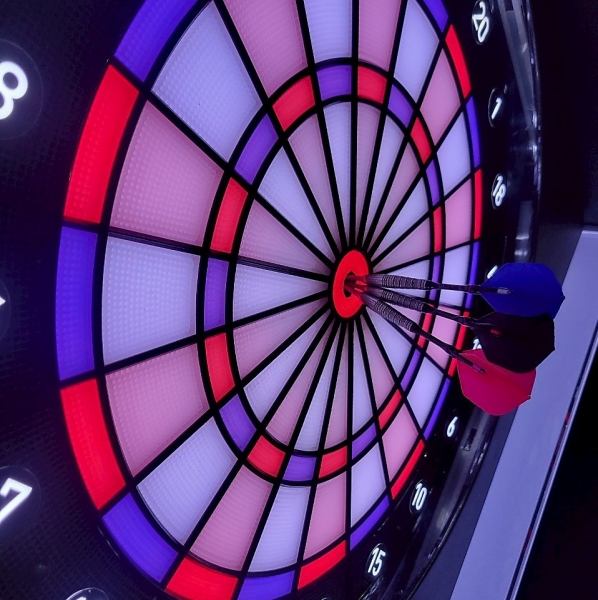 QLAY梅田は普通の居酒屋やダイニングバーじゃないんです!!なんと飲みながら“ダーツ、ボードゲーム等”ができちゃいます!!楽しいこと間違いなし☆女子会や誕生日にはもちろんアミューズも出来るQLAY梅田店で飲み会や歓送迎会まで、様々なシーンでのご利用をお待ちしております!!梅田で遊んで飲むならQLAY梅田★