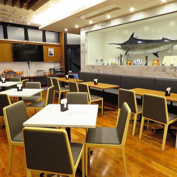 Inside the store is a spacious space with about 40 seats! Inside the huge showcase is the stuffed swordfish, the fastest fish in the water! If you wish, we will teach you how to fish a huge swordfish, so please feel free to talk ♪ There are special tips ☆