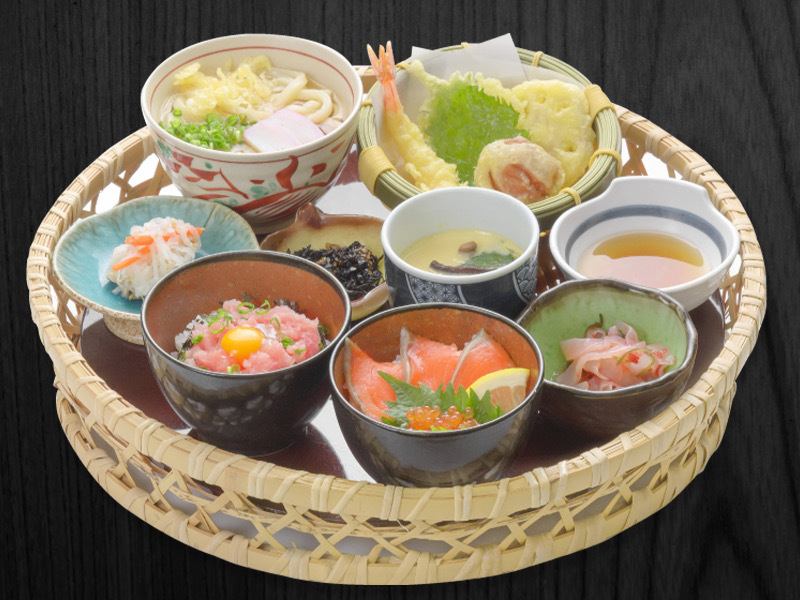 미니 2 색 덮밥과 튀김의 고추 밥 (1500 엔)은 신선도 뛰어난 맛!