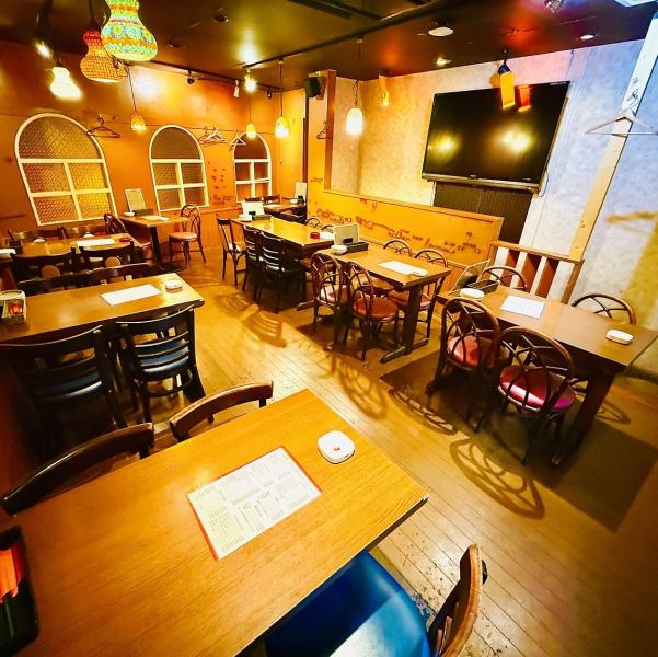 【テーブル席】仲間内での飲み会や合コン等、多目的に使用できます。テーブル席なので、組み替えて様々なシーンに対応できます♪20様以上での貸切も承っておりますので、お気軽にご相談ください。