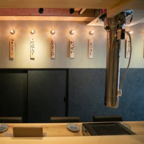 カウンター席の後ろにはお肉の各部位がズラリ。オーナーのちょっとした遊び心で珍しい部位も混ざっておりますので気になる方は探してみてください。