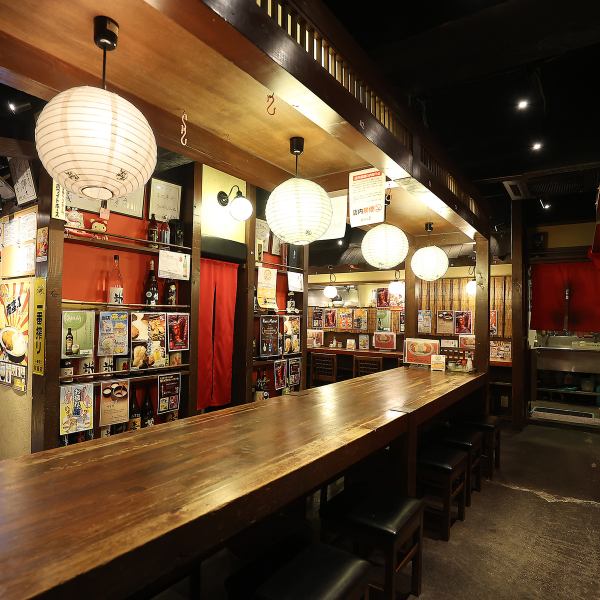 肩肘を張らずにご利用いただける空間です♪会社の仲間、気心の許せる友人、カップルなど、自然と会話が弾みます。カウンター席もご用意がございます。お一人様も大歓迎！