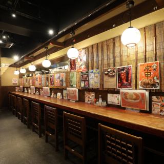 優しい店主が気さくに話しかけてくれるカウンター席♪お一人様も大歓迎！好きなものを好きなだけ、時間を気にせずに楽しんで頂けます。会社帰り、お一人で立ち寄られる常連様も多いですよ♪