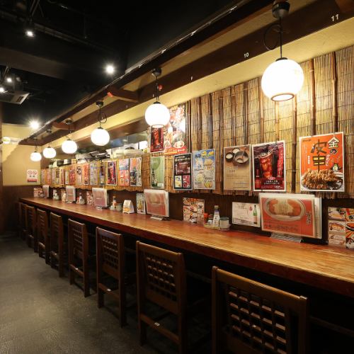 優しい店主が気さくに話しかけてくれるカウンター席♪お一人様も大歓迎！好きなものを好きなだけ、時間を気にせずに楽しんで頂けます。会社帰り、お一人で立ち寄られる常連様も多いですよ♪