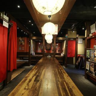 店内奥には、各種宴会に大活躍のお座敷席をご用意致しております。16名様までご利用いただける広々とした空間で、自慢の鶏料理とお酒を心ゆくまでご堪能下さい！宴会のご相談もお気軽にどうぞ！