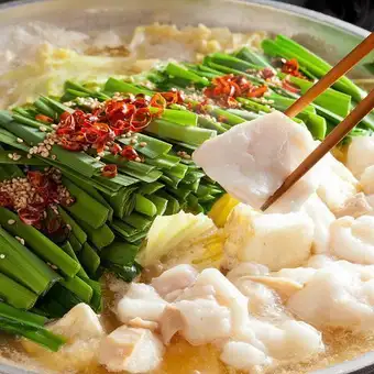 【年末新年派对】内脏火锅套餐：包含内脏火锅、南蛮炸鸡、烤鸡串等8道菜，另加2小时畅饮，仅需5000日元