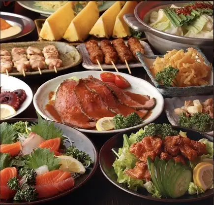 【仅限周日】2小时无限畅吃畅饮套餐：包含25种美食，例如烤鸡串和我们著名的南蛮鸡条，以及2小时无限畅饮