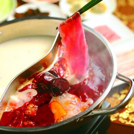 我们推荐精致的火锅和手工饺子！这个概念是用新鲜的肉、蔬菜和海鲜制成的美味中国菜。