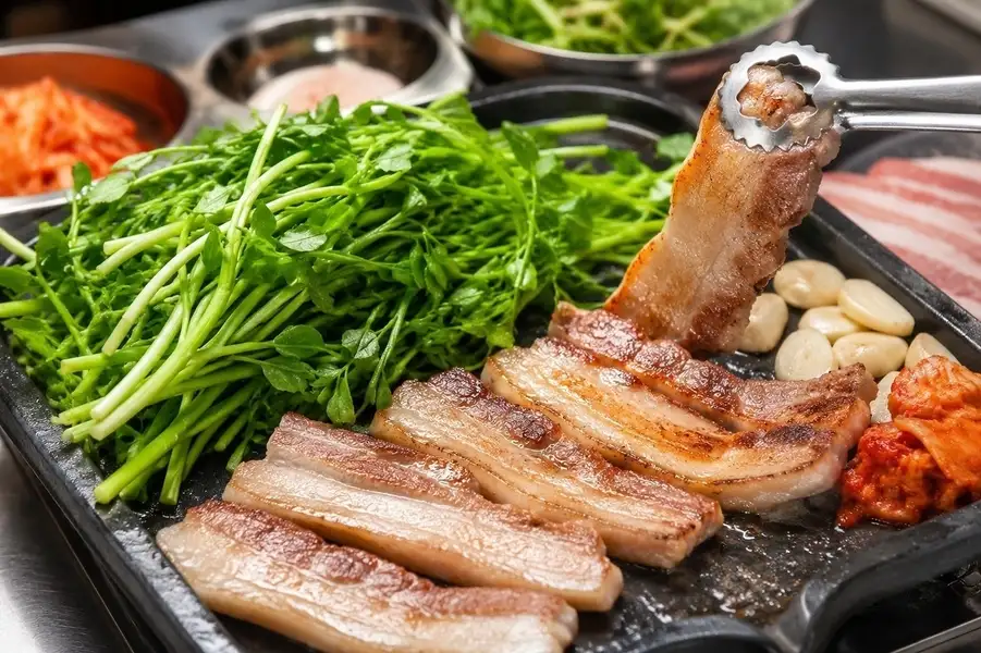 ★「「セリ生サムギョプサル」」香り豊かなセリと旨みあふれる豚バラ肉。さっぱり食べられる当店人気です。