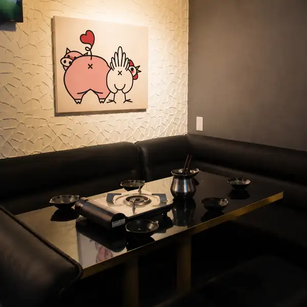 【4名様ソファー席】記念日や大切な人とのお食事に。落ち着いた雰囲気で特別な日を彩る贅沢な特等席。
