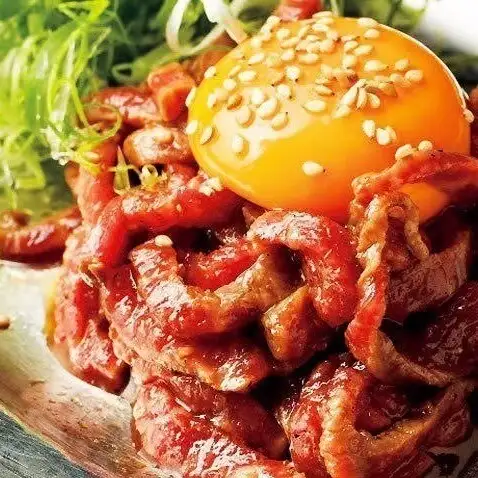 「名物炙りユッケ」リピーター続出の名物。有名焼肉店も利用する高品質な牛肉を贅沢に使用した逸品です。