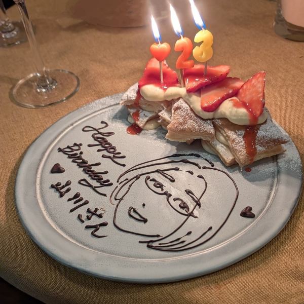 特別な誕生日や記念日を、当店で素敵にお祝いしませんか？デザートをご注文いただくと、チョコペンでのメッセージや、華やかな花火を添えてお届けします。大切な日を演出するサービスで、思い出に残るひとときをお楽しみください！